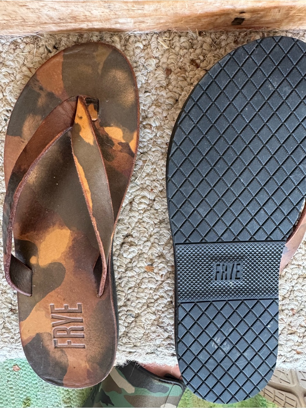 Frye Theo Men’s Leather Flip-Flop Sandals Brown Size 9.5 Pristine Condition